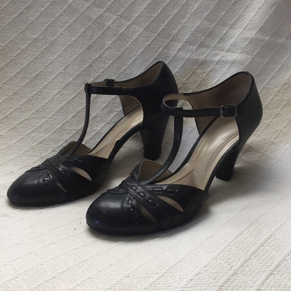 Naturalizer Brickle T-Strap Pump